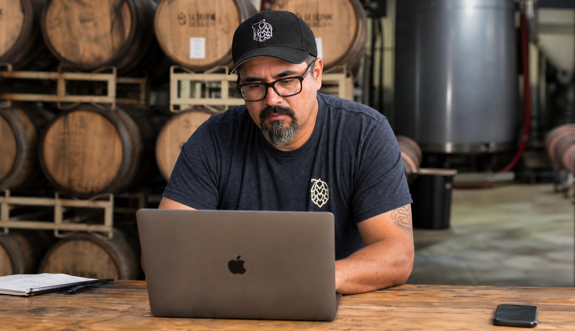 Cervecero artesanal registrando su cervecería en la plataforma de Selección Oro Absoluto